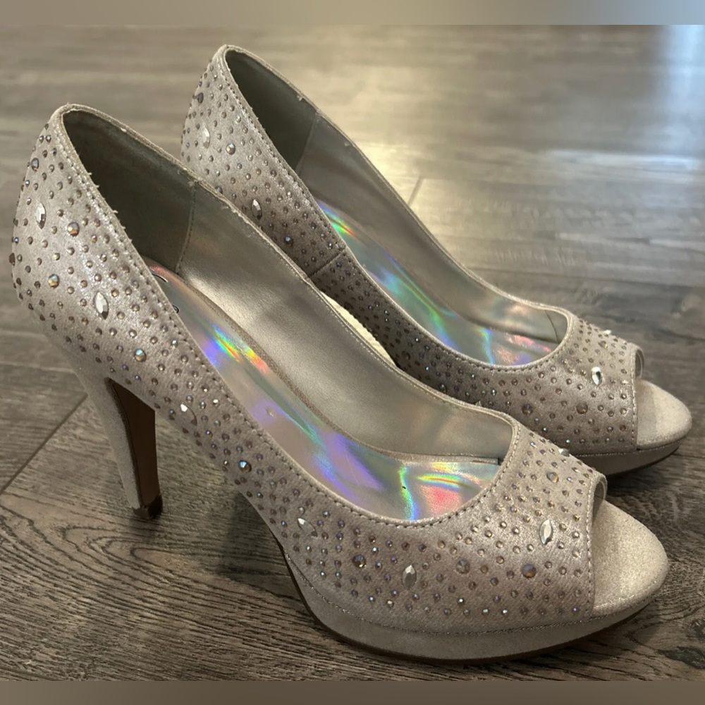 Heart In D Wedding/Bridal /Formal/Party Heels Open Toe Silver Jeweled size 6